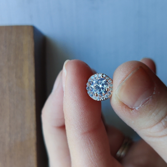 ๐HPx2๐ 3.44 CTTW Halo Stud Earrings w/ Swarovski Elements - Picture 3 of 4